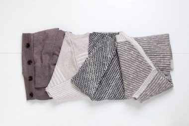 Kadın örgü hırka ve kazak nötr renklerde yığını.