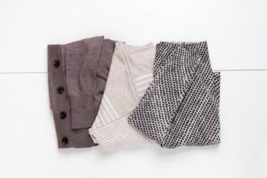 Kadın örgü hırka nötr renklerde yığını. 