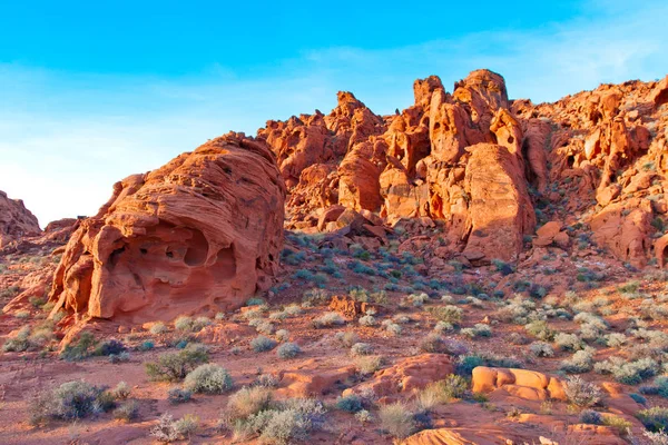 The unique red sandstone rock formations in Valley of Fire State — Stock Photo, Image
