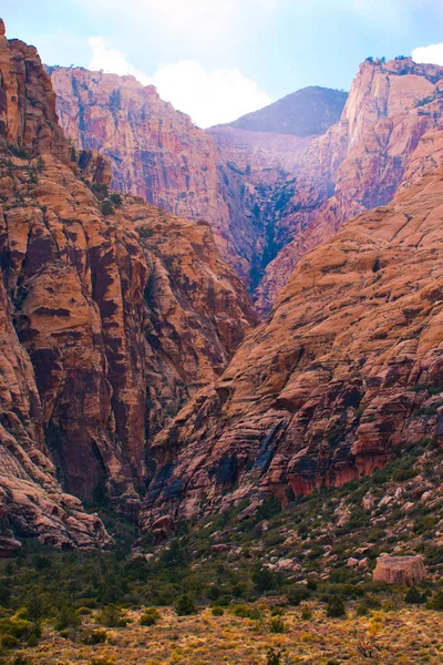 Vista de coloridas montañas y valle con luz mágica. Nevada , —  Fotos de Stock