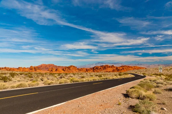 Camino en el desierto de Nevada, EE.UU. . — Foto de Stock