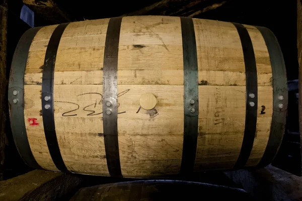 威士忌和波本威士忌桶老化在酒厂仓库 图库照片