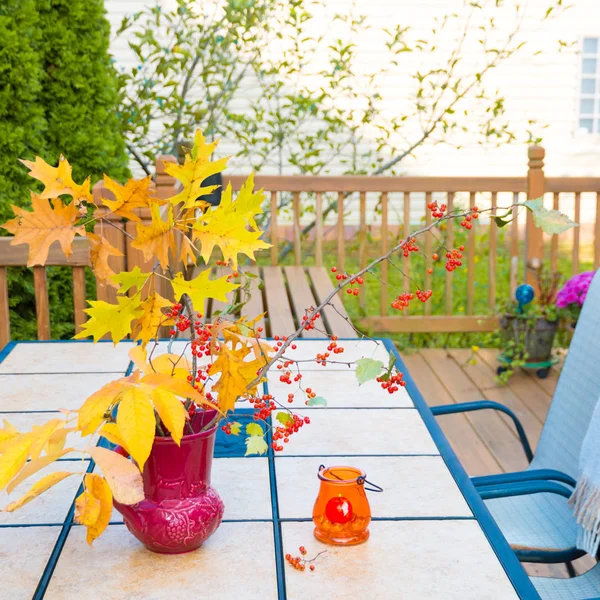 Ramo de otoño en la mesa al aire libre. Temporada de otoño en pati hogar familiar —  Fotos de Stock