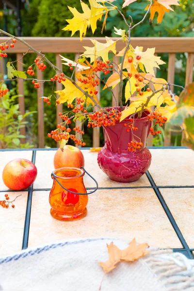 Bouquet autunnale sul tavolo esterno. Stagione autunnale sulla casa di famiglia pati — Foto Stock