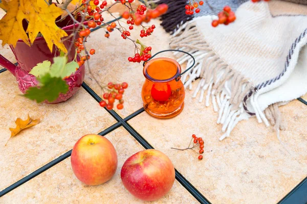Herbststrauß auf dem Tisch im Freien. Herbstsaison auf Familienheimpati — Stockfoto