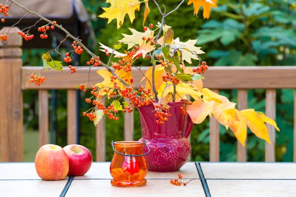 Bouquet autunnale sul tavolo esterno. Stagione autunnale sulla casa di famiglia pati — Foto Stock