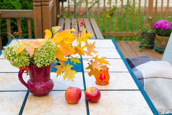 Buquê de outono na mesa ao ar livre. Temporada de outono na casa da família pati — Fotografia de Stock