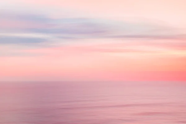 Céu e oceano borrados do nascer do sol — Fotografia de Stock