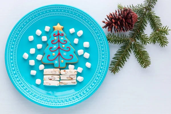 Zelfgemaakte kerstboom cookie, marshmallow en nougat op een plat — Stockfoto