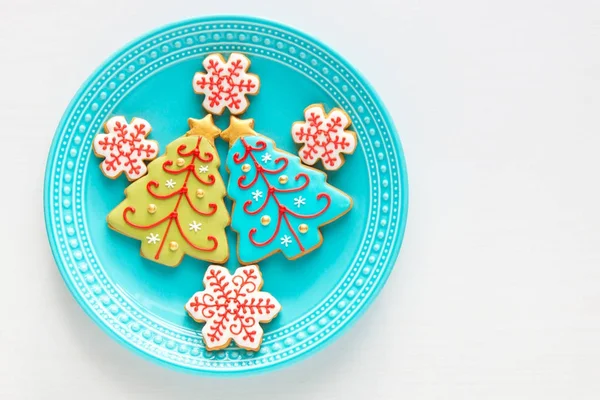 Flocon de neige maison de Noël et biscuits d'arbre de Noël sur plat — Photo