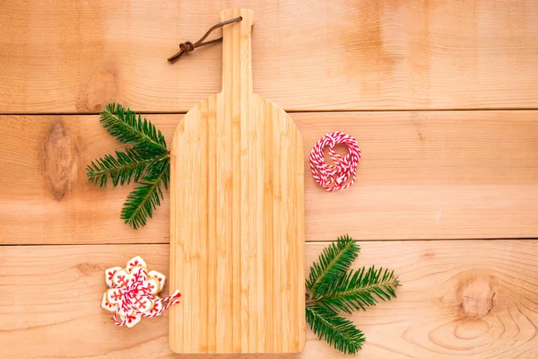 Snijplank met zelfgemaakte kerstkoekjes op houten tafel — Stockfoto