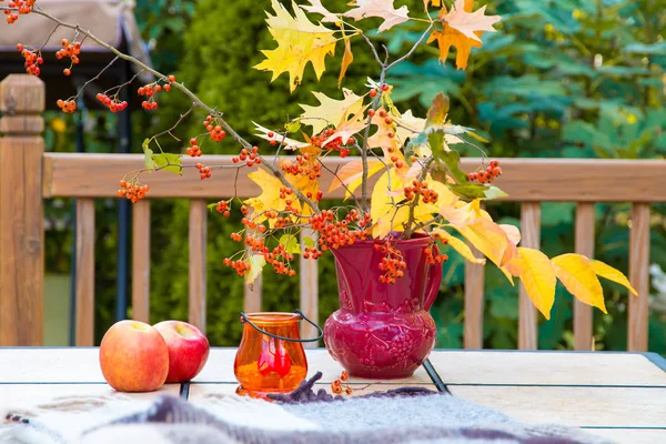 Ramo de otoño en la mesa al aire libre. Temporada de otoño en pati hogar familiar — Foto de Stock