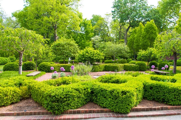 Wiosenny, formalny ogród krajobrazu w parku — Zdjęcie stockowe