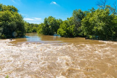 Şiddetli yağmur sonra sular altında Nehri.