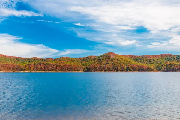 Herfst seizoen bij lake met prachtig bos op heuvel shore — Stockfoto