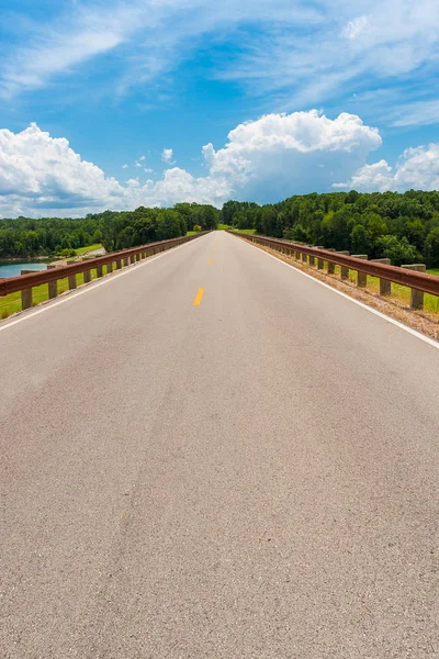 Camino que conduce directamente al horizonte. Línea de carretera recta vacía . —  Fotos de Stock