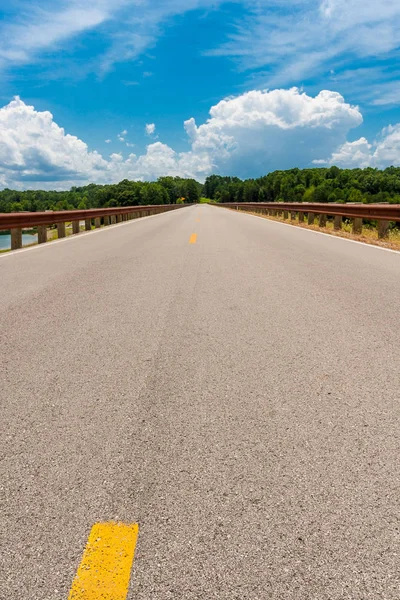 Camino que conduce directamente al horizonte. Línea de carretera recta vacía . —  Fotos de Stock