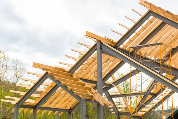 Estrutura de aço com vigas de madeira construção . — Fotografia de Stock