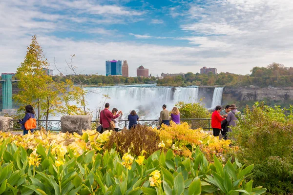 Touristes regardant American Falls et Bridal Veil Falls au N — Photo