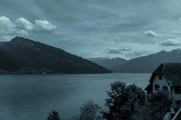 Pohled na jezero Thun v noci v pohoří Alpy, Švýcarsko — Stock fotografie