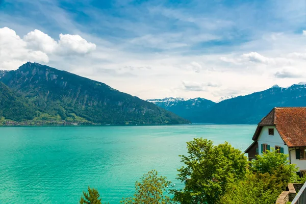 Widok na jezioro Thun w górach Alp, Szwajcaria — Zdjęcie stockowe