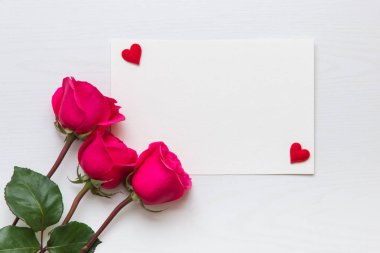 Gül buketi ve kalpleri kopya alanı ile çiçek kompozisyonu 