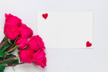 Gül buketi ve kalpleri kopya alanı ile çiçek kompozisyonu 