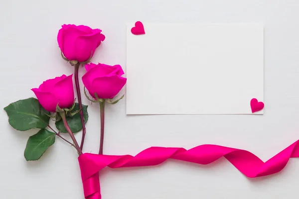 Composición de flores con ramo de rosas y corazones con espacio para copiar — Foto de Stock