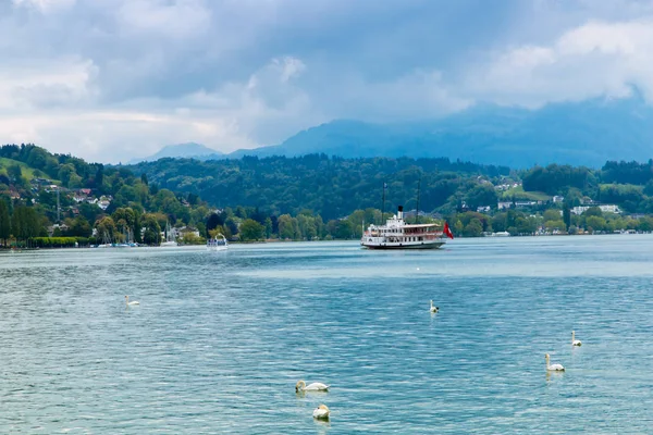 Výlet lodí na Lucernské jezero, Švýcarsko. — Stock fotografie