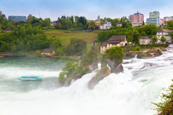 A água do Reno cai em Neuhausen, na Suíça . — Fotografia de Stock