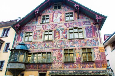 Ortaçağ Şehir Merkezi Schaffhaus boyalı renkli eski evde