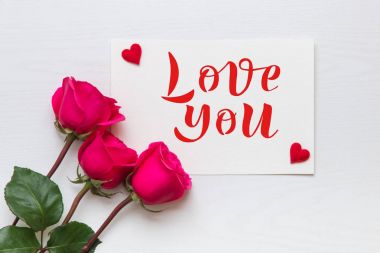 Çiçek gül buketi ve Love You el yazısı metin kompozisyonu.
