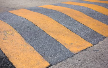 trafik güvenliği hız tümseği yolda 