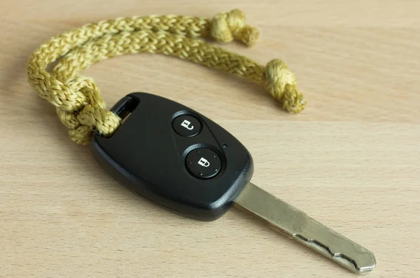 Arabanın anahtarını ahşap masa üzerinde — Stok fotoğraf