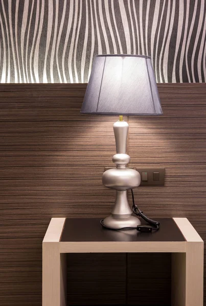 Lâmpada de mesa no quarto — Fotografia de Stock