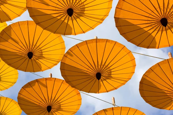 多くの装飾、屋外の黄色い傘をぶら下げ — ストック写真