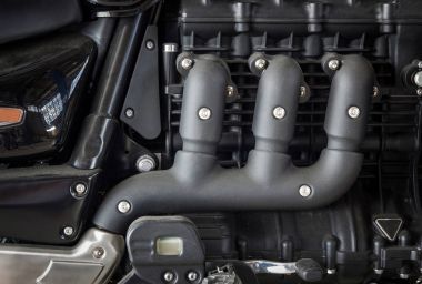 Motosiklet motoru detayını. Siyah sesi arka plan