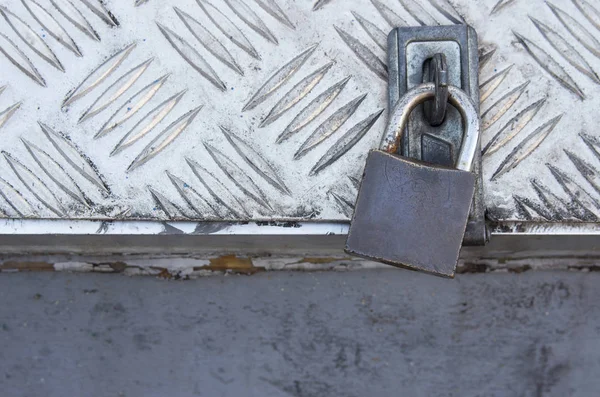 金属背景上的旧锁安全。 — 图库照片