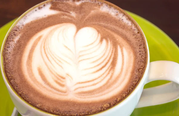 Primo piano tazza di caffè sul tavolo — Foto Stock