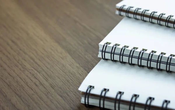 Stapel spiraal notebook op houten tafel — Stockfoto