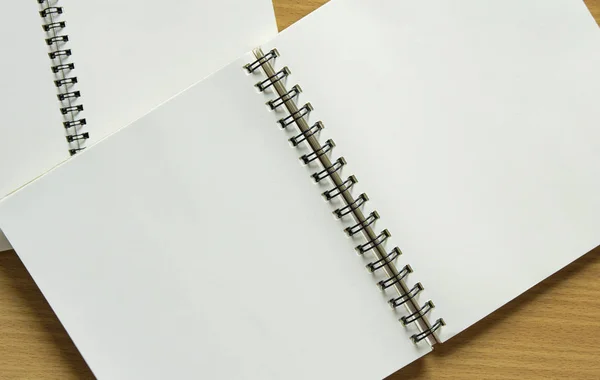 Ahşap zemin üzerinde boş spiral defter — Stok fotoğraf