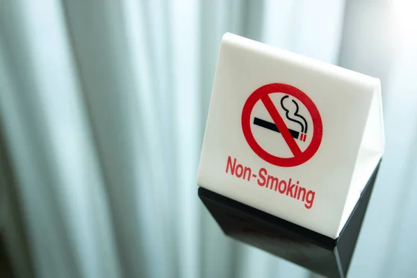 在卧室的桌子上禁止吸烟标志 — 图库照片
