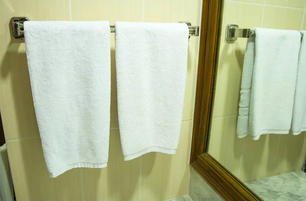 浴室にぶら下がっている白いお風呂タオル — ストック写真