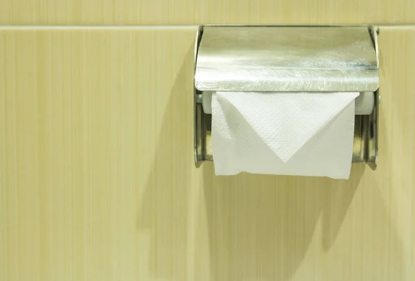 Papieren zakdoekje of wc-papier op de muur — Stockfoto