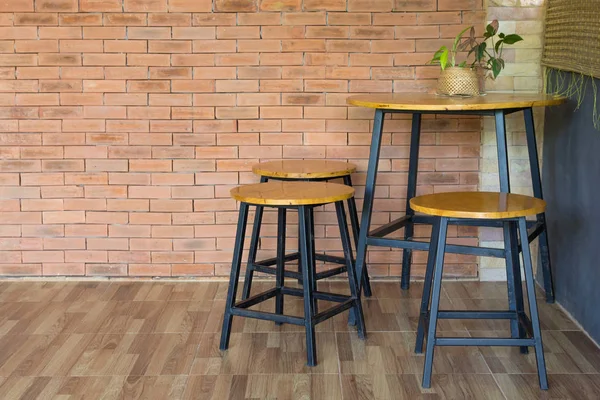 Wood chair and table on brick wall — Stock Photo, Image