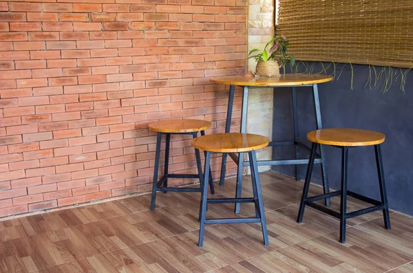 Wood chair and table on brick wall — Stock Photo, Image