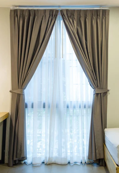 Decoração de interiores cortina vazia na parede no quarto — Fotografia de Stock