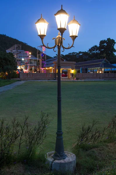 Poste de la lámpara en la noche —  Fotos de Stock