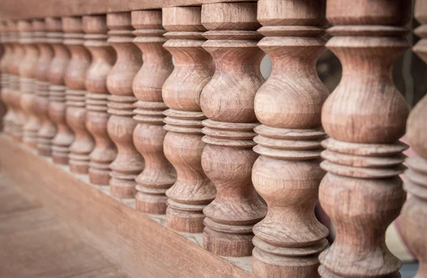 Fából faragott bútorokkal berendezett, Thai stílusú dekoráció — Stock Fotó