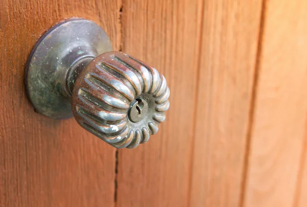 Antik ajtógomb fából készült ajtó — Stock Fotó